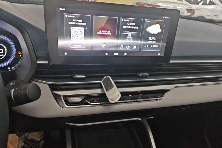 Used Geely Auto Emgrand 2022 4th Generation 1.5L CVT Flagship Model Audio And AC Panel