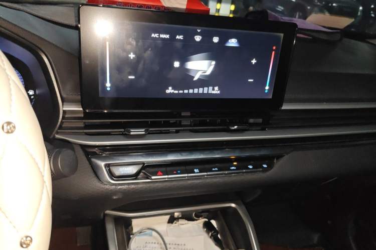 Used Geely Auto Emgrand 2022 4th Generation 1.5L CVT Luxury Model Audio And AC Panel