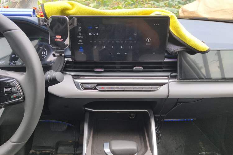 Used Geely Auto Emgrand 2022 4th Generation 1.5L CVT Flagship Model Audio And AC Panel
