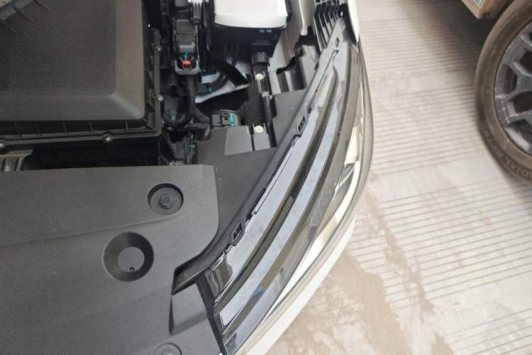 Used Geely Auto Emgrand 2022 4th Generation 1.5L CVT Flagship Model Engine Bay Left