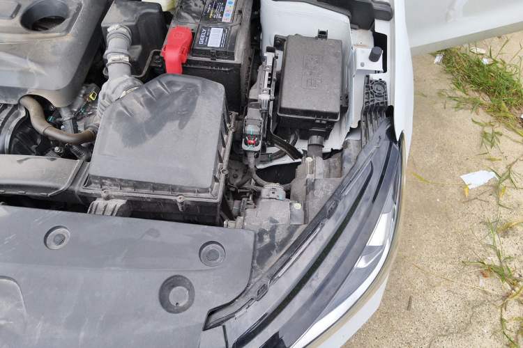 Used Geely Auto Emgrand 2022 4th Generation 1.5L CVT Flagship Model Engine Bay Left