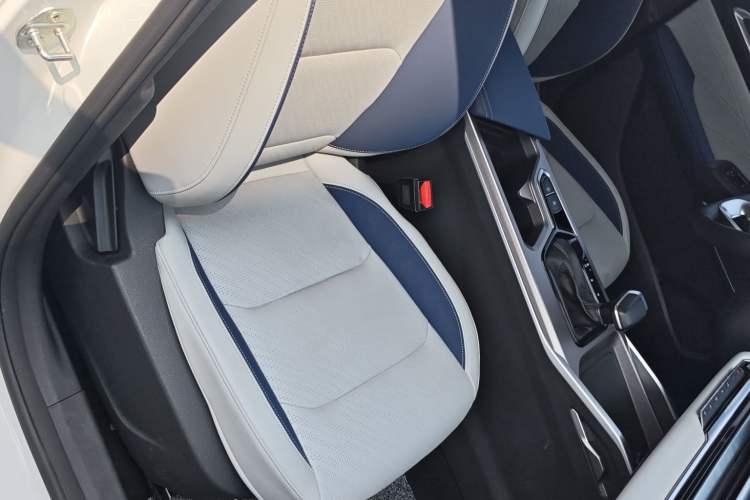 Used Geely Auto Emgrand 2022 4th Generation 1.5L CVT Flagship Model Interior 4