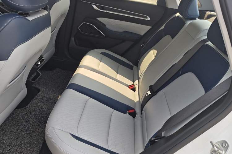 Used Geely Auto Emgrand 2022 4th Generation 1.5L CVT Flagship Model Interior 6