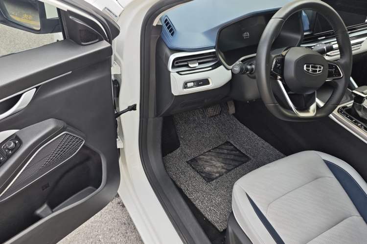 Used Geely Auto Emgrand 2022 4th Generation 1.5L CVT Flagship Model Interior 9