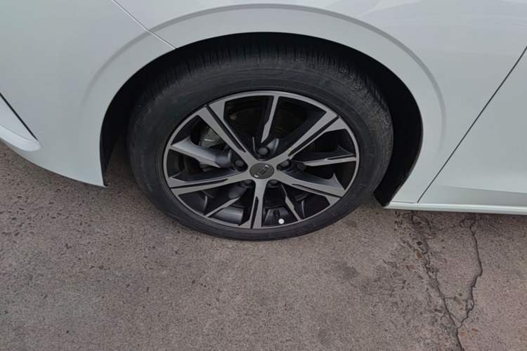 Used Geely Auto Emgrand 2022 4th Generation 1.5L CVT Luxury Model Left Front Wheel Hub