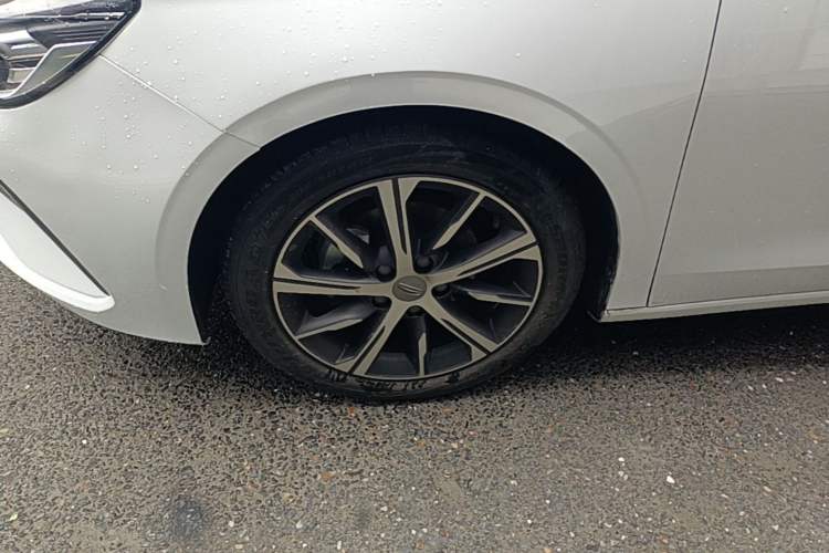 Used Geely Auto Emgrand 2022 4th Generation 1.5L CVT Flagship Model Left Front Wheel Hub