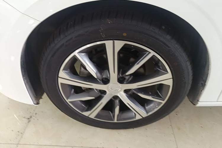 Used Geely Auto Emgrand 2022 4th Generation 1.5L CVT Luxury Model Left Front Wheel Hub