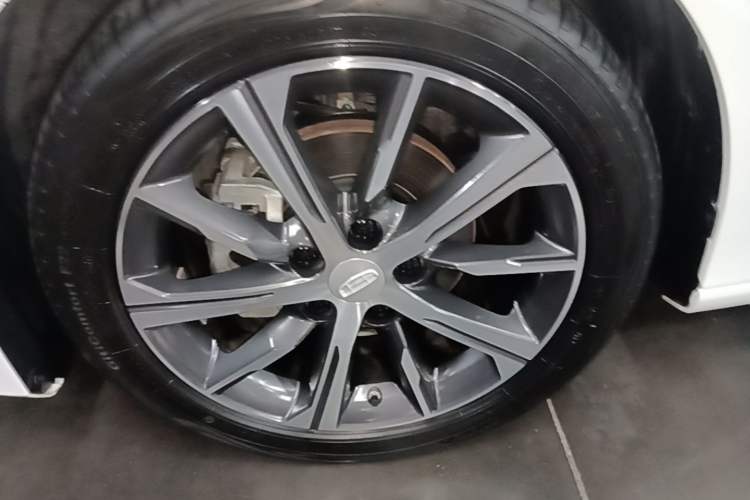 Used Geely Auto Emgrand 2022 4th Generation 1.5L CVT Luxury Model Left Front Wheel Hub