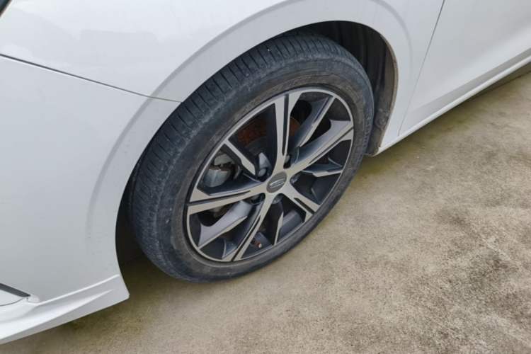 Used Geely Auto Emgrand 2022 4th Generation 1.5L CVT Flagship Model Left Front Wheel Hub