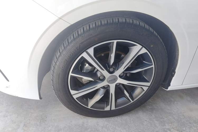 Used Geely Auto Emgrand 2022 4th Generation 1.5L CVT Flagship Model Left Front Wheel Hub