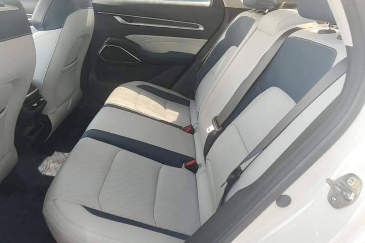 Used Geely Auto Emgrand 2022 4th Generation 1.5L CVT Flagship Model Left Rear Seat
