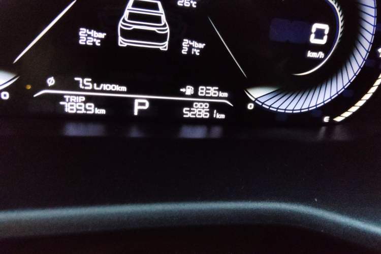 Used Geely Auto Emgrand 2022 4th Generation 1.5L CVT Flagship Model Odometer Close Up