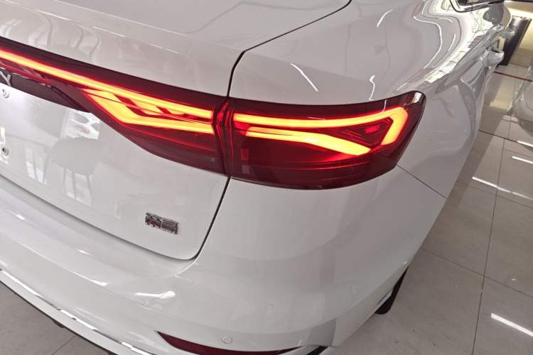 Used Geely Auto Emgrand 2022 4th Generation 1.5L CVT Flagship Model Right Rear Taillight