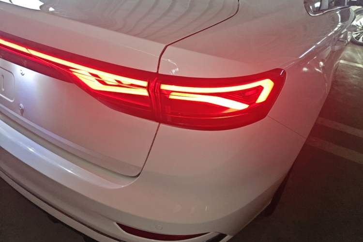 Used Geely Auto Emgrand 2022 4th Generation 1.5L CVT Flagship Model Right Rear Taillight