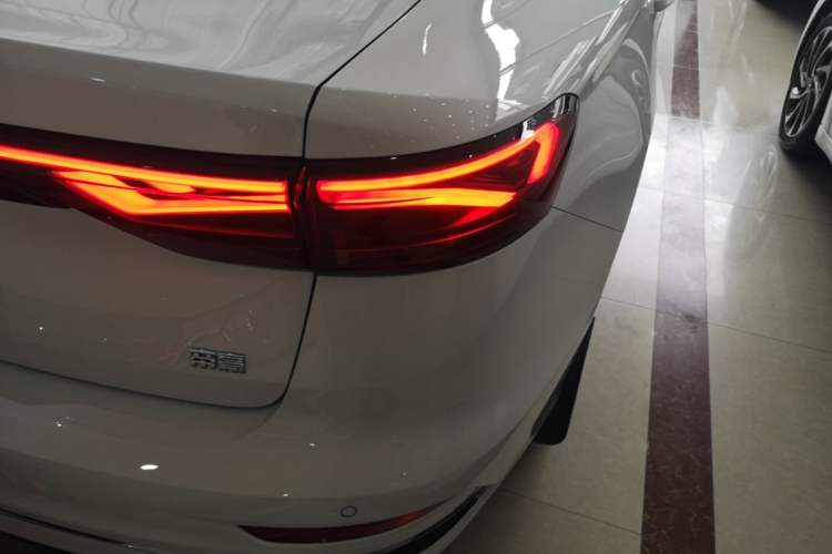 Used Geely Auto Emgrand 2022 4th Generation 1.5L CVT Luxury Model Right Rear Taillight
