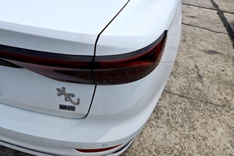Used Geely Auto Emgrand 2022 4th Generation 1.5L CVT Flagship Model Right Rear Taillight