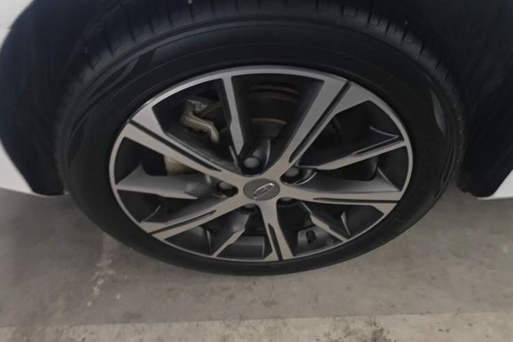 Used Geely Auto Emgrand 2022 4th Generation 1.5L CVT Flagship Model Right Rear Wheel Hub