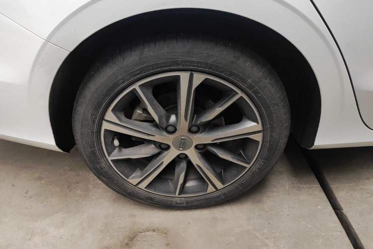 Used Geely Auto Emgrand 2022 4th Generation 1.5L CVT Flagship Model Right Rear Wheel Hub