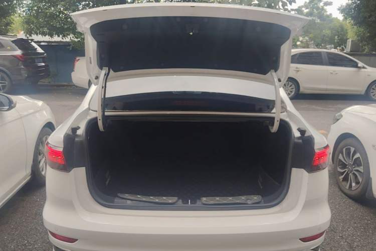 Used Geely Auto Emgrand 2022 4th Generation 1.5L CVT Flagship Model Trunk