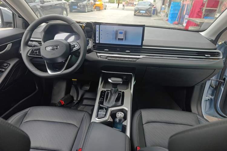 Used Geely Auto Emgrand 2023 4th Generation Champion Edition 1.5L CVT Prestige Model Center Console