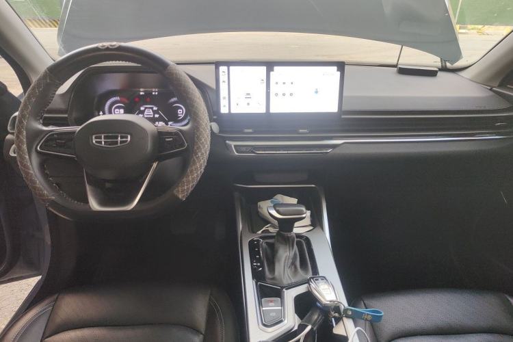 Used Geely Auto Emgrand 2023 4th Generation Champion Edition 1.5L CVT Prestige Model Center Console