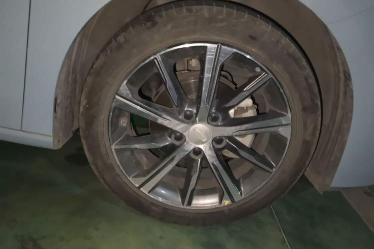 Used Geely Auto Emgrand 2023 4th Generation Champion Edition 1.5L CVT Flagship Model Right Front Wheel Hub