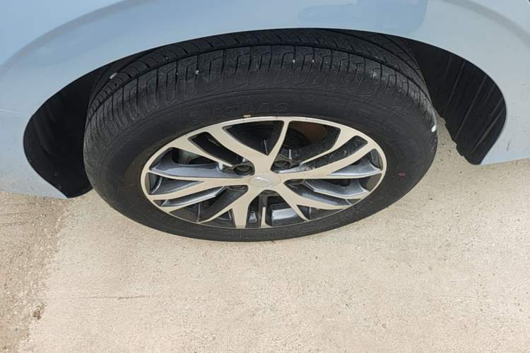 Used Geely Auto Emgrand 2023 4th Generation Champion Edition 1.5L CVT Luxury Model Right Rear Wheel Hub