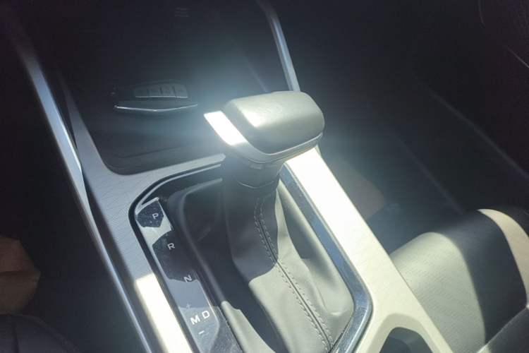 Used Geely Auto Emgrand 2023 4th Generation Champion Edition 1.5L CVT Luxury Model Gear Lever