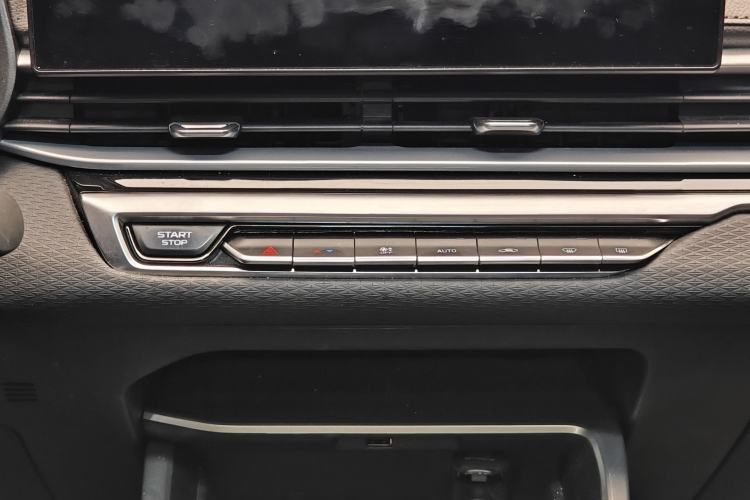 Used Geely Auto Emgrand 2023 4th Generation Champion Edition 1.5L CVT Prestige Model Audio And AC Panel