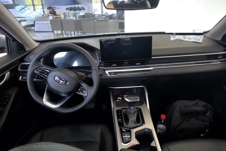 Used Geely Auto Emgrand 2023 4th Generation Champion Edition 1.5L CVT Prestige Model Center Console
