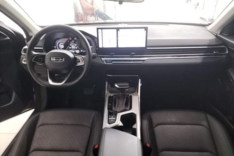 Used Geely Auto Emgrand 2023 4th Generation Champion Edition 1.5L CVT Prestige Model Center Console