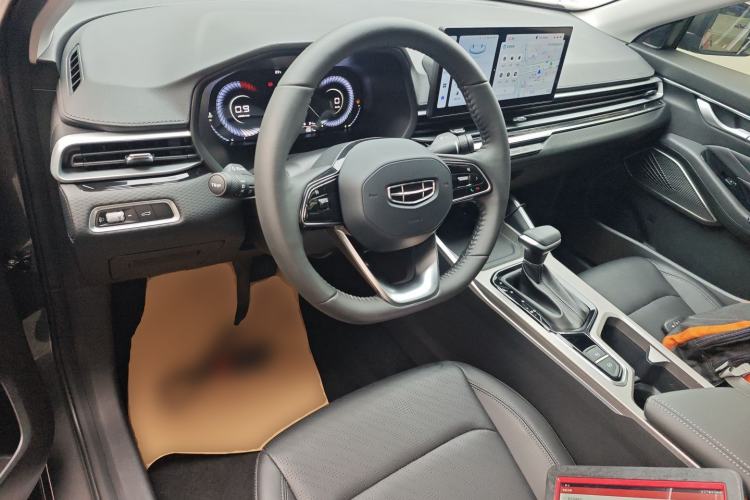 Used Geely Auto Emgrand 2023 4th Generation Champion Edition 1.5L CVT Prestige Model Center Console