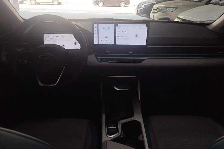 Used Geely Auto Emgrand 2023 4th Generation Champion Edition 1.5L CVT Flagship Model Center Console
