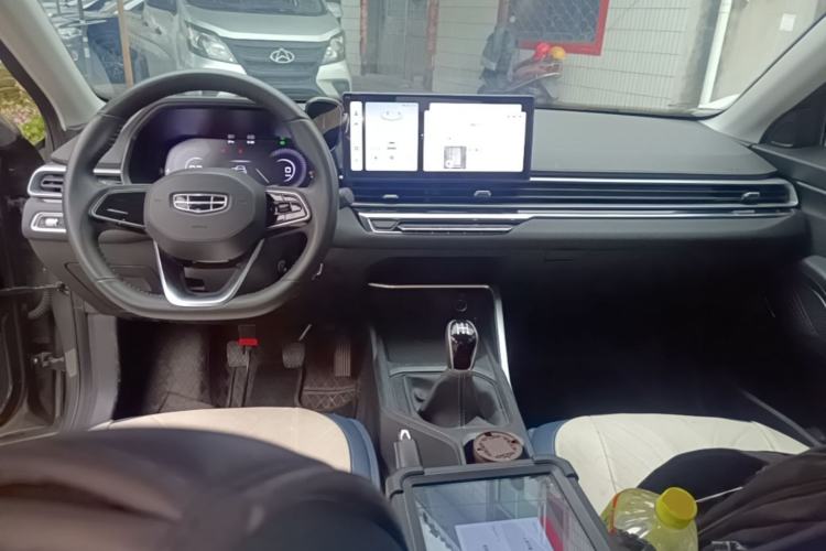 Used Geely Auto Emgrand 2023 4th Generation Champion Edition 1.5L Manual Luxury Model Center Console