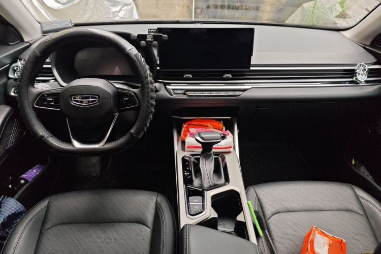 Used Geely Auto Emgrand 2023 4th Generation Champion Edition 1.5L CVT Luxury Model Center Console