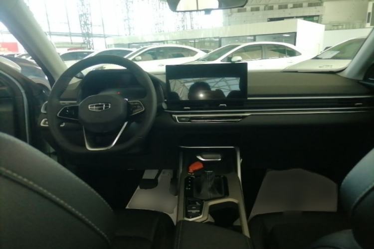Used Geely Auto Emgrand 2023 4th Generation Champion Edition 1.5L CVT Prestige Model Center Console