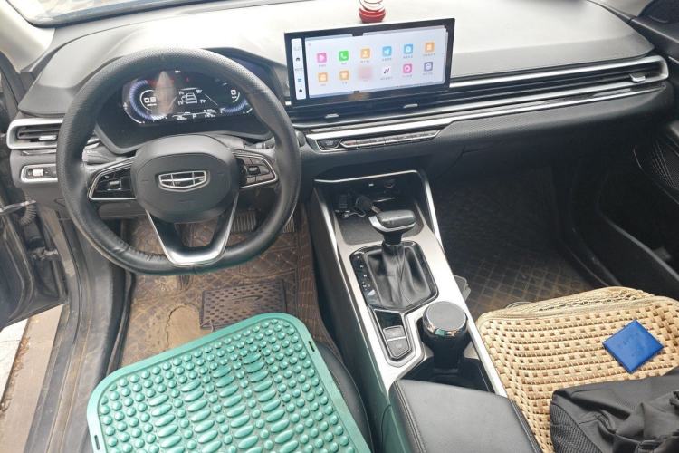 Used Geely Auto Emgrand 2023 4th Generation Champion Edition 1.5L CVT Prestige Model Center Console