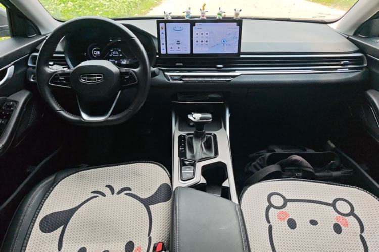 Used Geely Auto Emgrand 2023 4th Generation Champion Edition 1.5L CVT Prestige Model Center Console