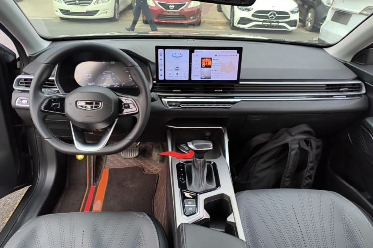 Used Geely Auto Emgrand 2023 4th Generation Champion Edition 1.5L CVT Prestige Model Center Console
