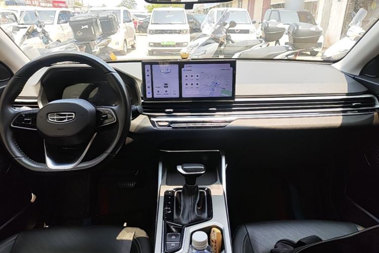 Used Geely Auto Emgrand 2023 4th Generation Champion Edition 1.5L CVT Prestige Model Center Console