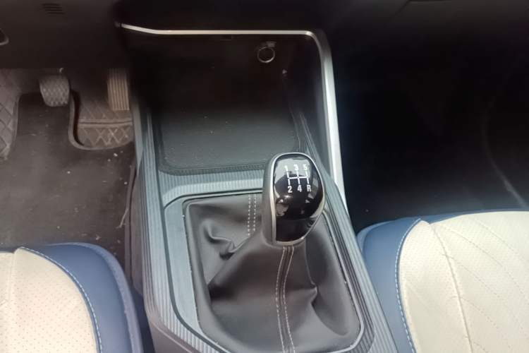 Used Geely Auto Emgrand 2023 4th Generation Champion Edition 1.5L Manual Luxury Model Gear Lever