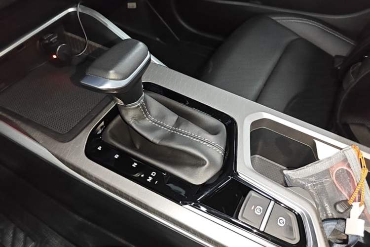 Used Geely Auto Emgrand 2023 4th Generation Champion Edition 1.5L CVT Prestige Model Gear Lever