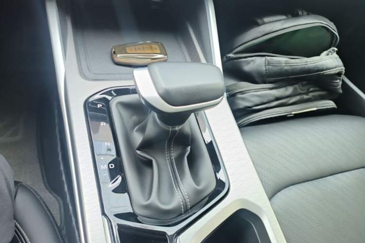 Used Geely Auto Emgrand 2023 4th Generation Champion Edition 1.5L CVT Luxury Model Gear Lever
