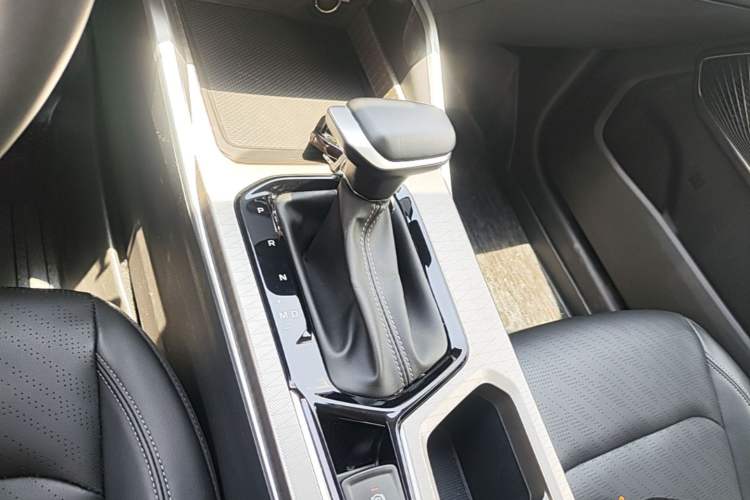 Used Geely Auto Emgrand 2023 4th Generation Champion Edition 1.5L CVT Luxury Model Gear Lever