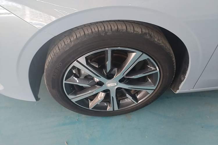 Used Geely Auto Emgrand 2023 4th Generation Champion Edition 1.5L CVT Flagship Model Left Front Wheel Hub
