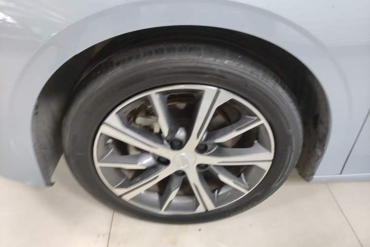 Used Geely Auto Emgrand 2023 4th Generation Champion Edition 1.5L CVT Flagship Model Left Front Wheel Hub