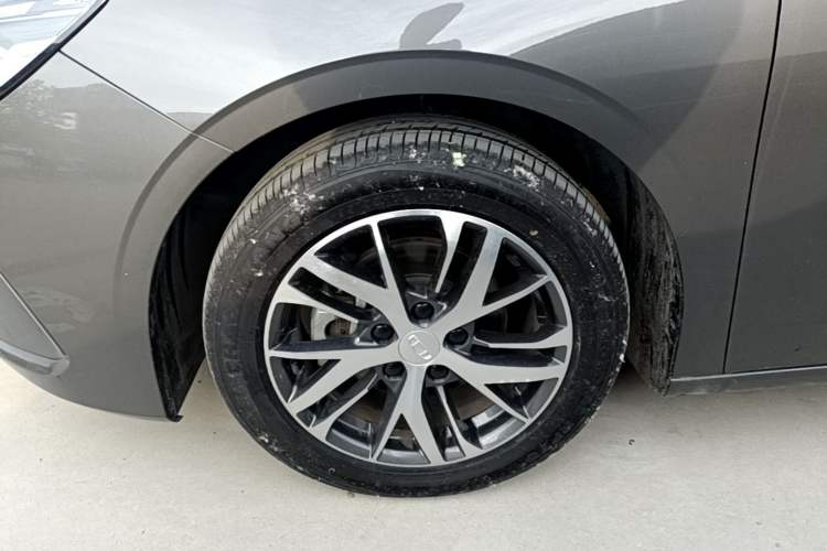 Used Geely Auto Emgrand 2023 4th Generation Champion Edition 1.5L Manual Luxury Model Left Front Wheel Hub