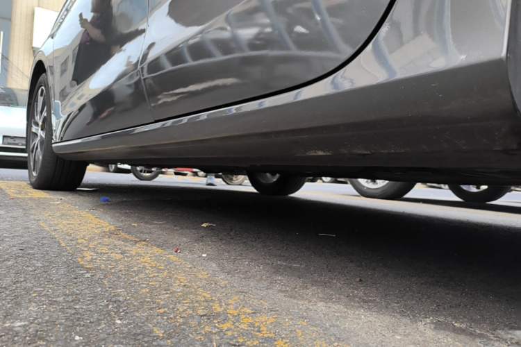 Used Geely Auto Emgrand 2023 4th Generation Champion Edition 1.5L CVT Prestige Model Left Side Sill