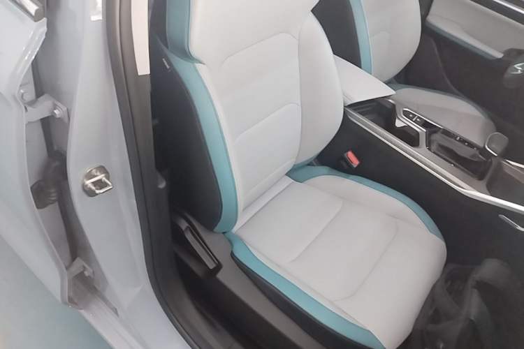 Used Geely Auto Emgrand 2023 4th Generation Champion Edition 1.5L CVT Flagship Model Right Front Seat