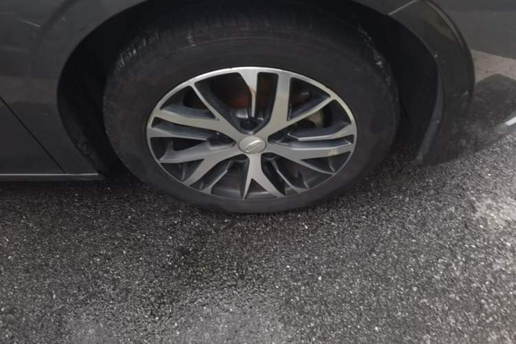 Used Geely Auto Emgrand 2023 4th Generation Champion Edition 1.5L Manual Luxury Model Right Front Wheel Hub